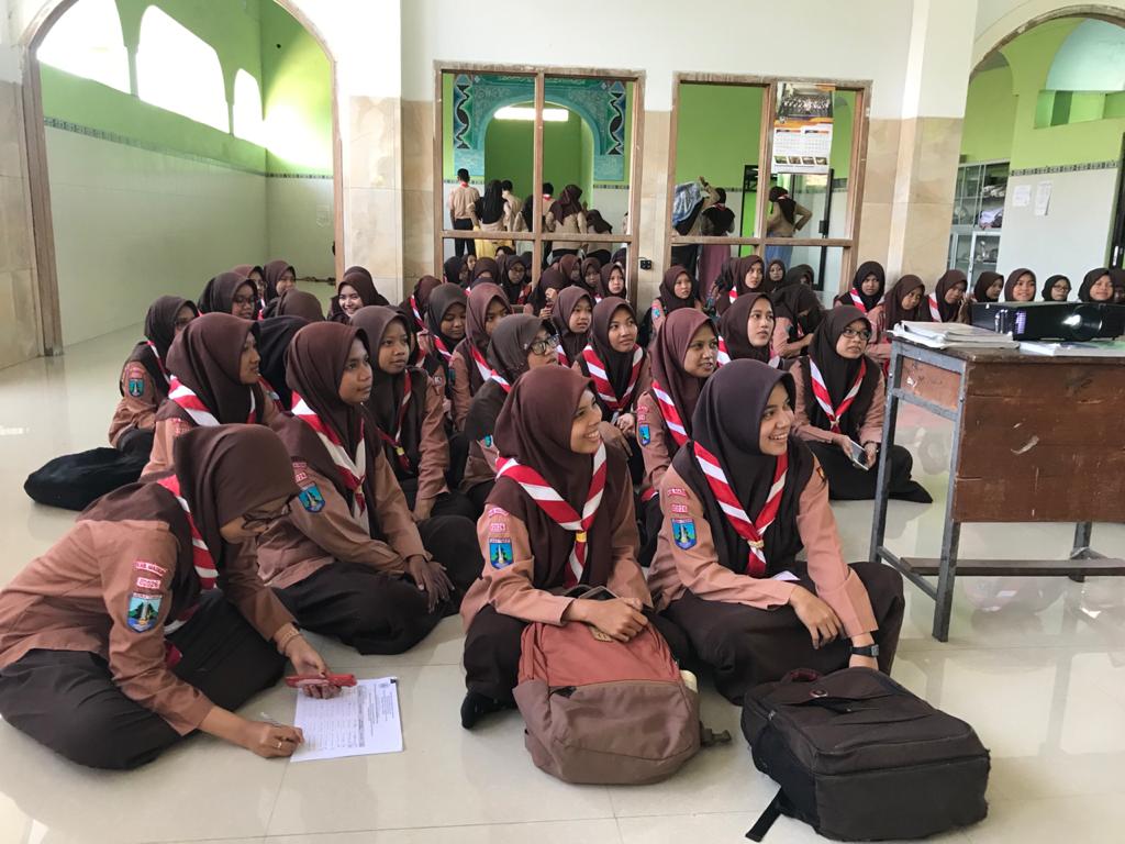 Customs Goes to School