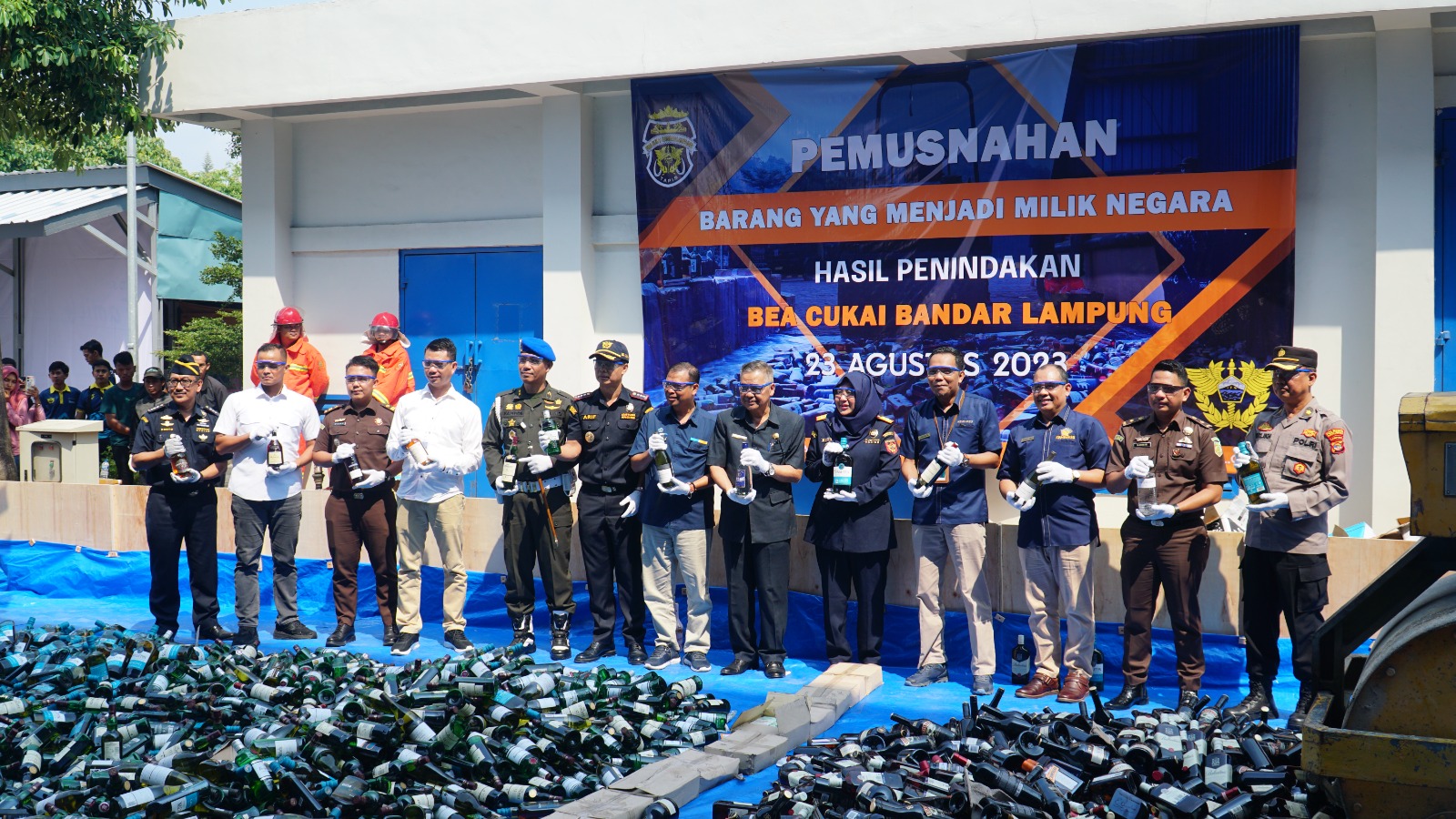 Bea Cukai Musnahkan Ribuan Barang Ilegal di Lampung