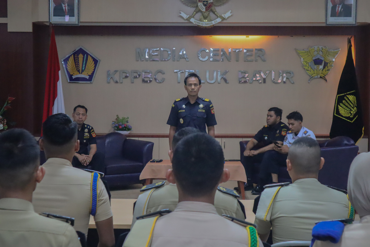 Campus Goes To Customs