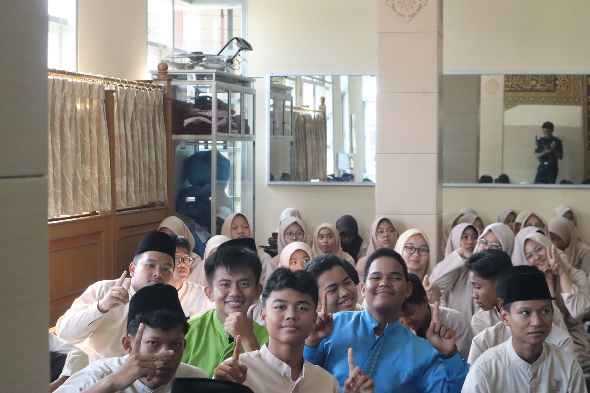 Customs Goes to School