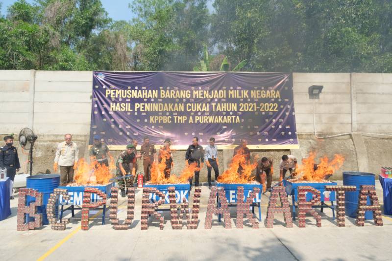 Jalankan Fungsi Community Protector, Bea Cukai Purwakarta Musnahkan Jutaan Batang Rokok dan Miras Ilegal