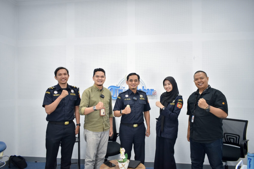 Bea Cukai Jabar Berikan Edukasi Mengenai Ketentuan Barang Bawaan Penumpang dan Barang Kiriman melalui Talkshow dan Media Visit ke Tribun Jabar