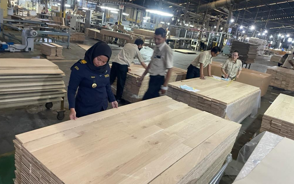 Penuhi Permintaan Flooring dari Canada, Bea Cukai Maksimalkan Layanan Ekspor.