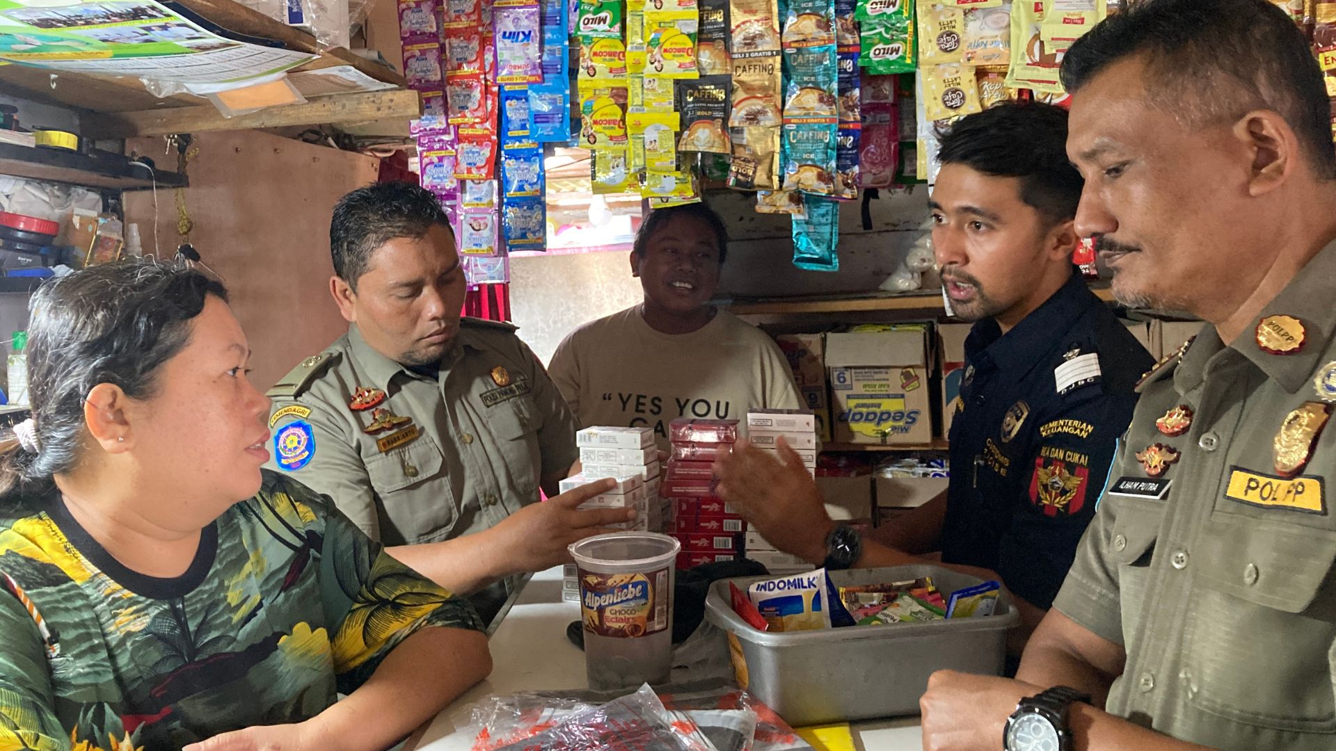 Operasi Pasar Tekan Peredaran Rokok Ilegal