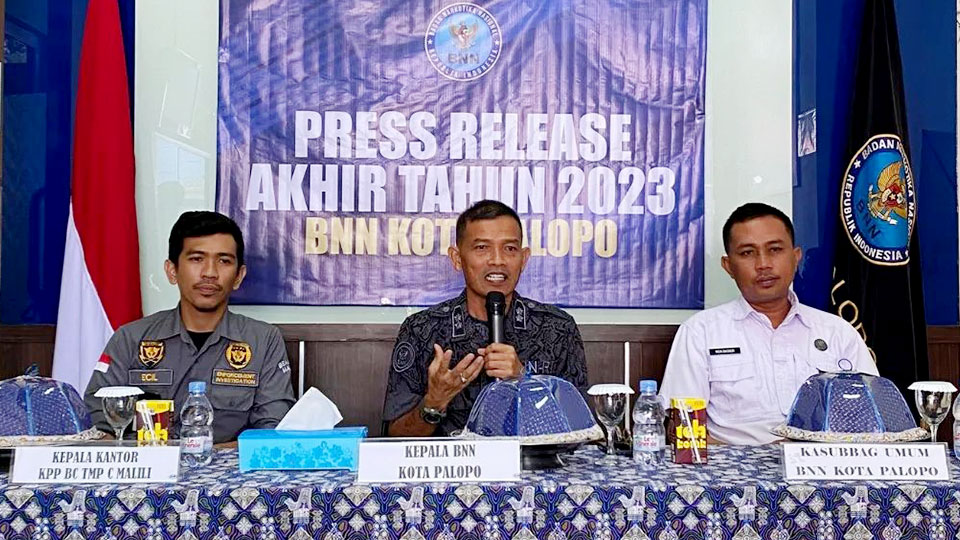 Press Release Bersama BNN Kota Palopo Ungkap Paket Kiriman Berisi Ganja