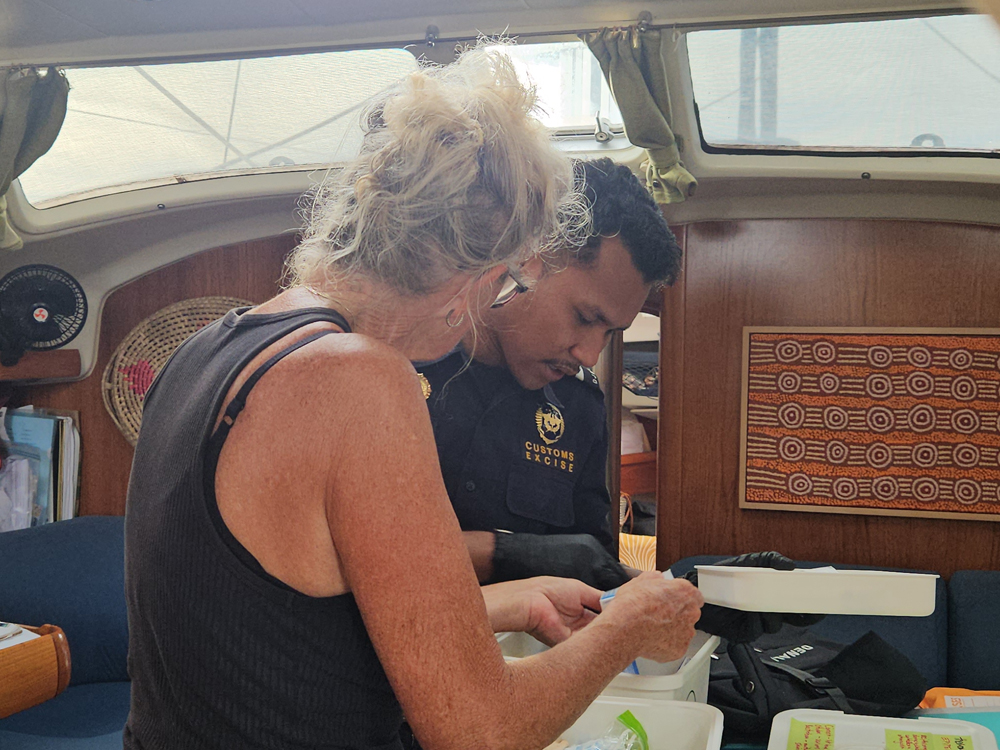 Bea Cukai Tual Berikan Layanan Optimal Pada Wisatawan Asing