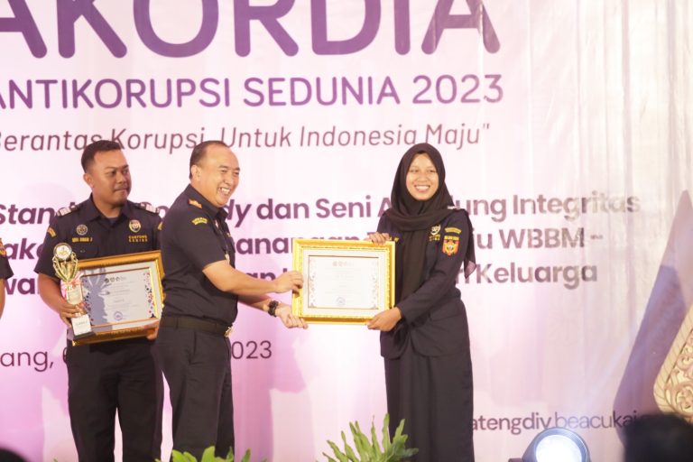 Tawa di Balik Meja Kerja : Juara Stand-up Comedy