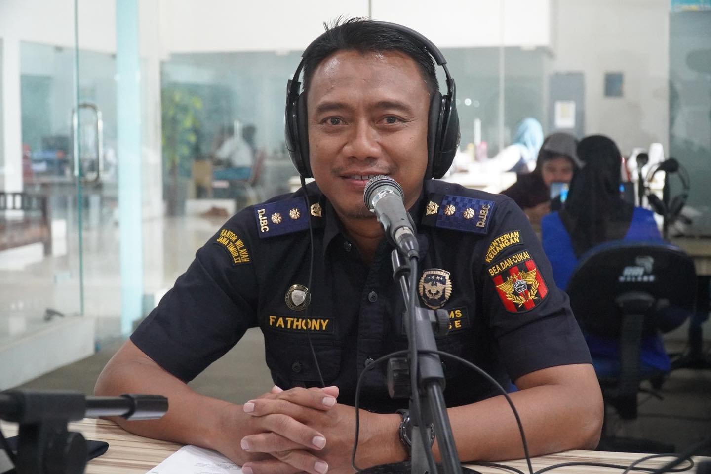 Mengudara Bersama RRI Malang, Bea Cukai Jatim II Laksanakan Sosialisasu Gempur Rokok Ilegal