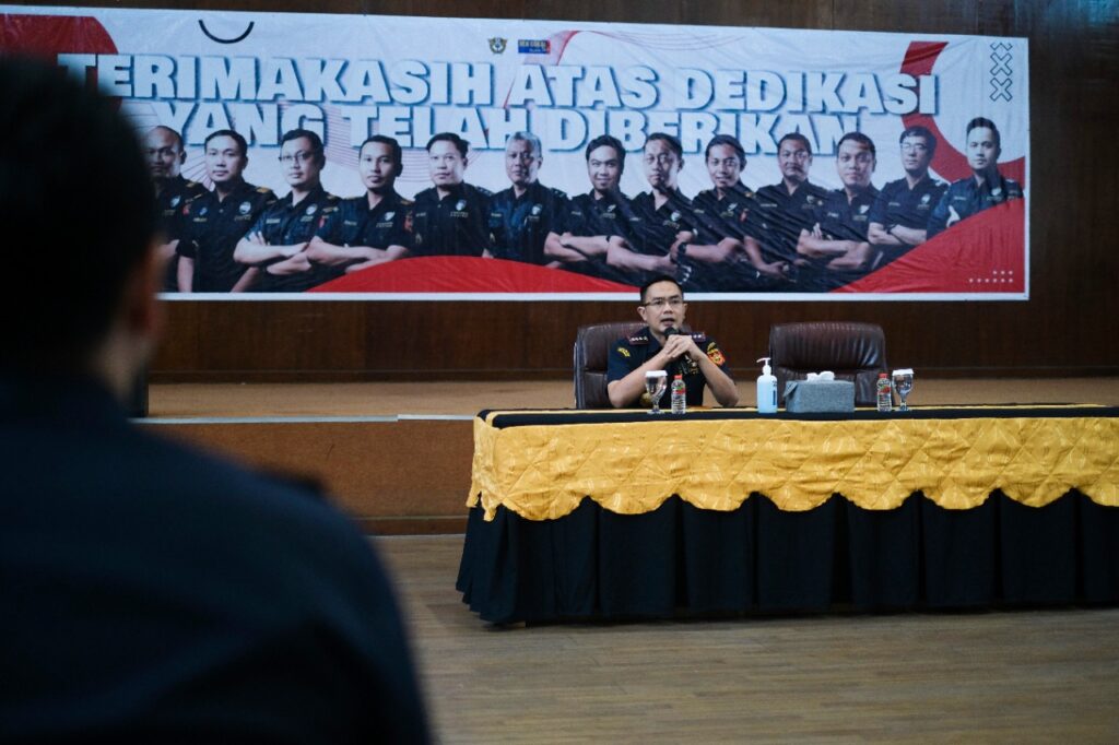 Tahun Baru Semangat Baru, Kepala Kantor Bea Cukai Tanjung Emas Berikan Pengarahan Kepada Pegawai