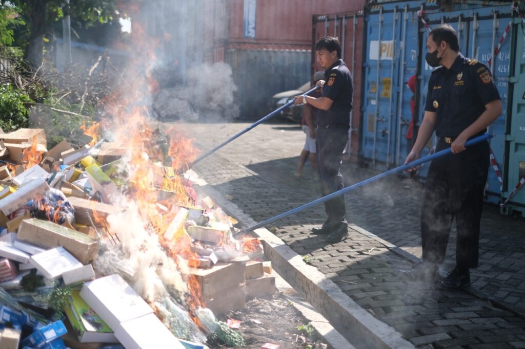 Bea Cukai Tanjung Emas Musnahkan Alat Akupuntur Hingga Tanaman Kering