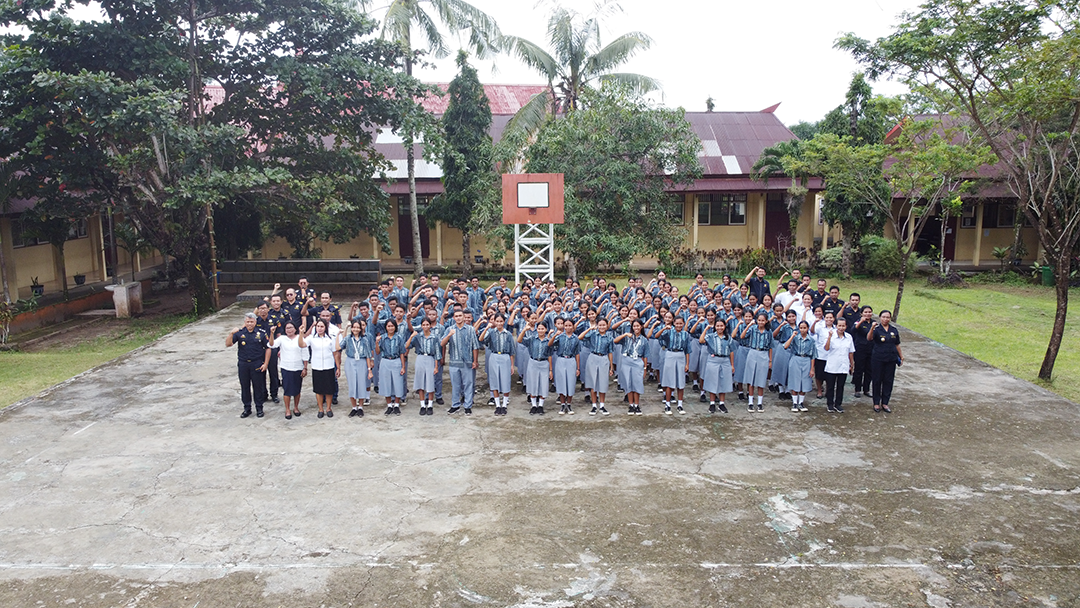 Customs Goes To School