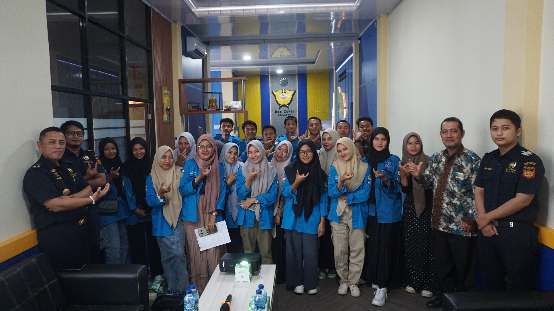 School goes to Customs