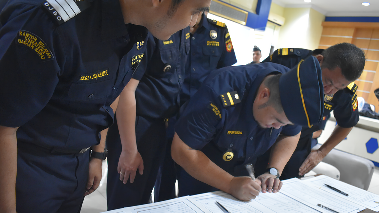 Bea Cukai Pekanbaru Teguhkan Integritas: Penandatanganan Komitmen Anti-Perjudian dan Pengelolaan Keuangan