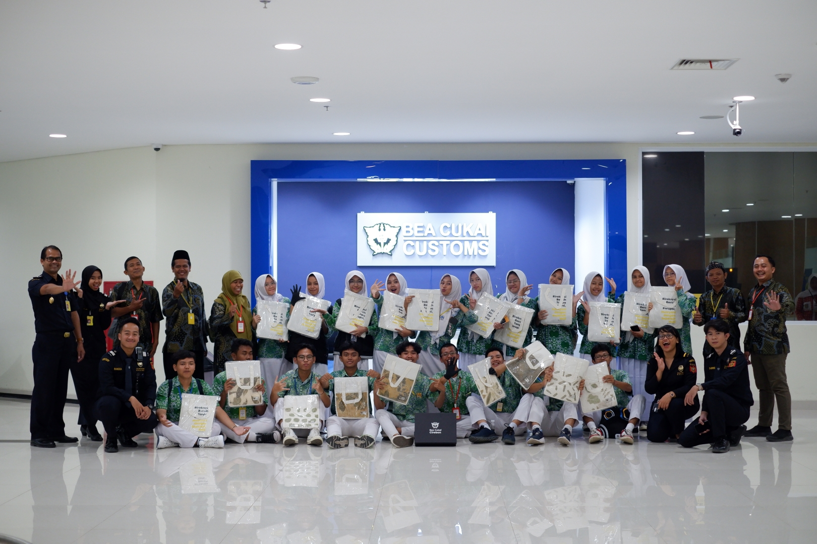 Siswa SMA Jadi Bea Cukai Sehari, Belajar tentang Kepabeanan di Kertajati