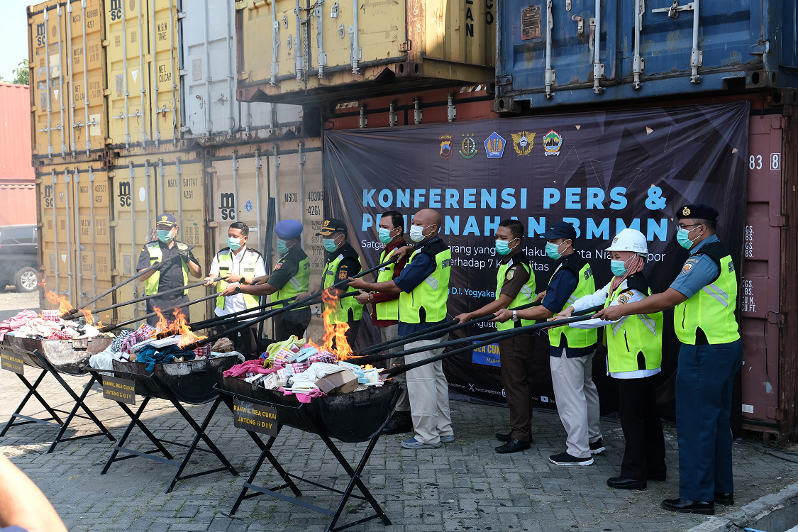 Lindungi Produk Dalam Negeri, Bea Cukai Tanjung Emas Musnahkan Barang Impor Ilegal