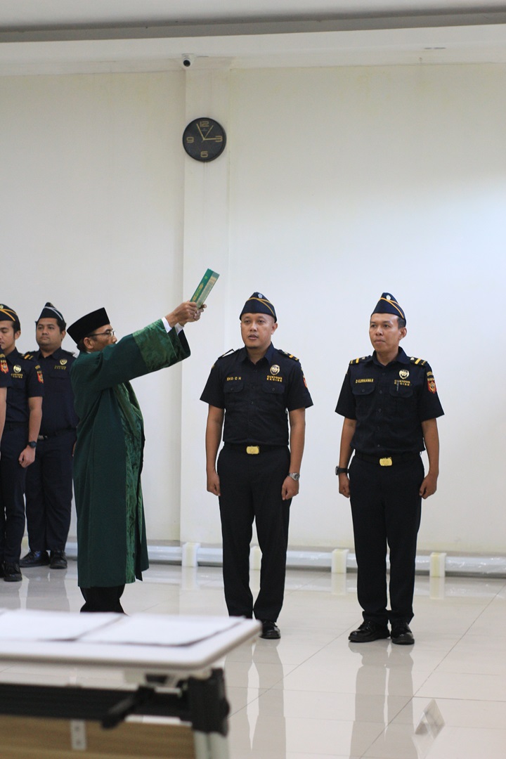 Kepala Kantor Bea Cukai Mataram Lantik 2 Pegawai Sebagai Juru Sita Bea Cukai