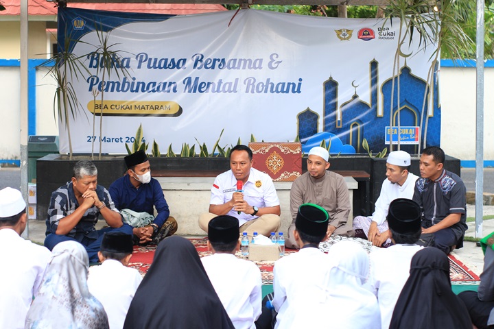 Bea Cukai Mataram Tutup Rangkaian Kegiatan Bulan Ramadhan 1445 H dengan Berbagi Takjil dan Santunan Anak Yatim