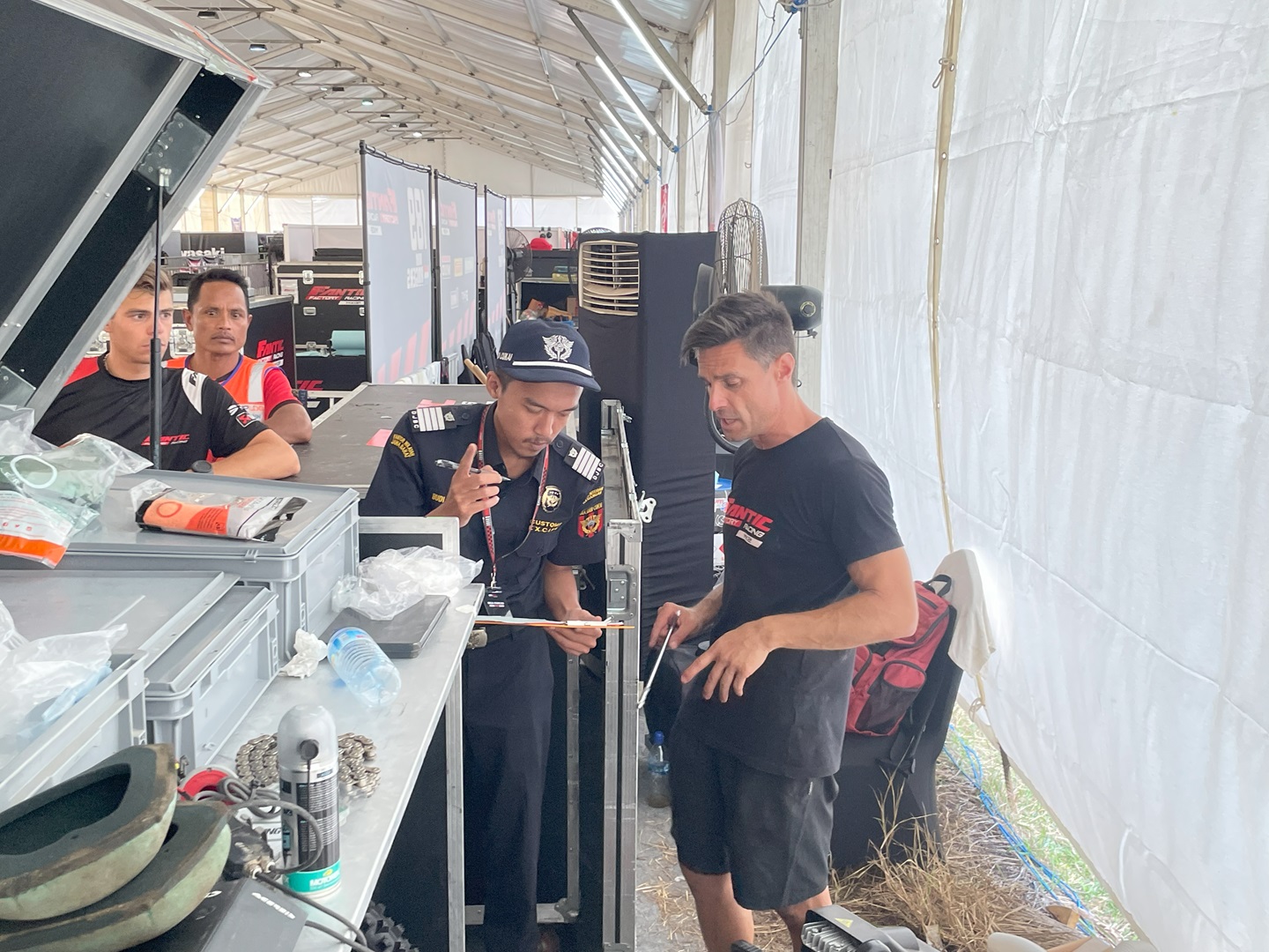 Bea Cukai Mataram Kembali Lakukan Pengawasan dan Pelayanan Logistik MXGP