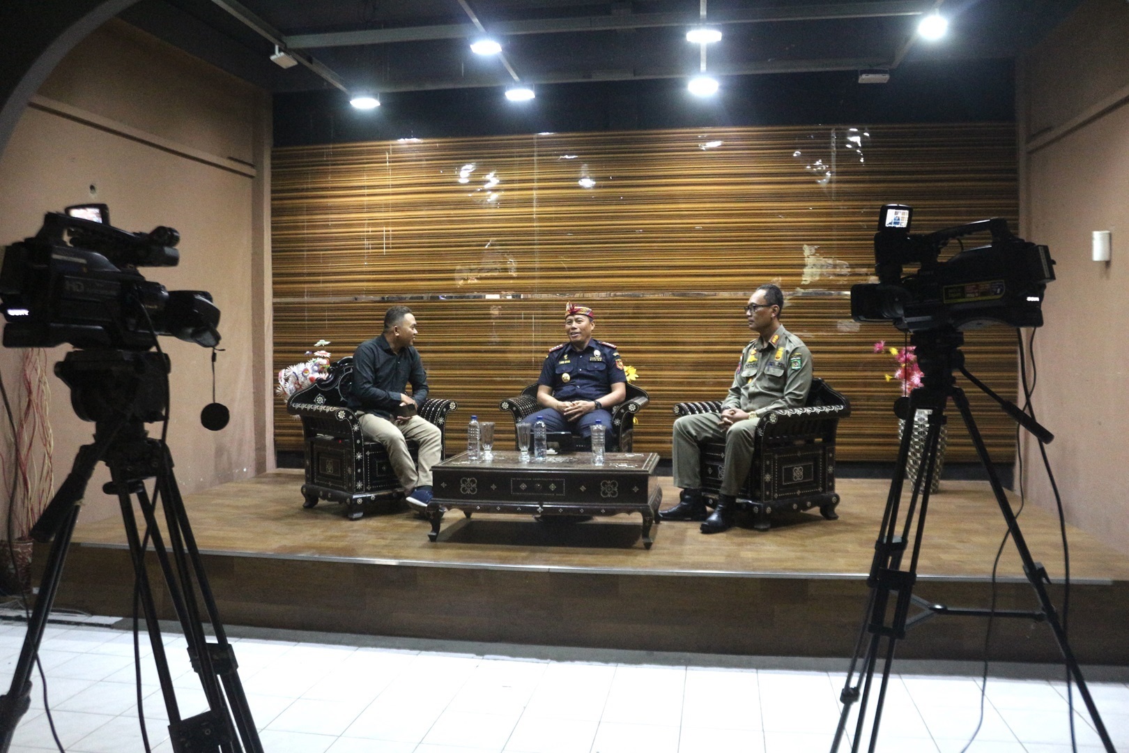 Bea Cukai Matraam Sosialisasikan Ketentuan Cukai Bersama Pol PP Lombok Utara dalam Acara Bincang Hangat Lombok TV