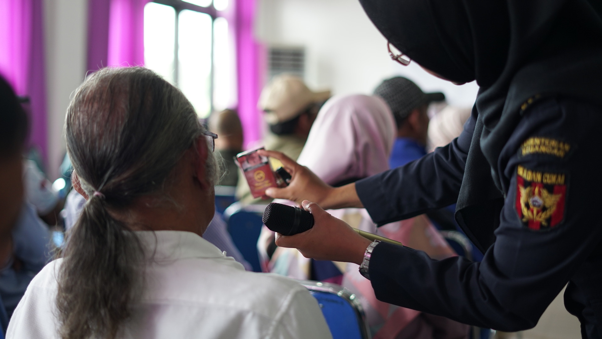 Upaya Preventif Pemberantasan Rokok Ilegal, Bea Cukai Bogor Bersama Satpol PP Kabupaten Bogor Sosialisasikan Gempur Rokok Ilegal ke Warga Ciomas 