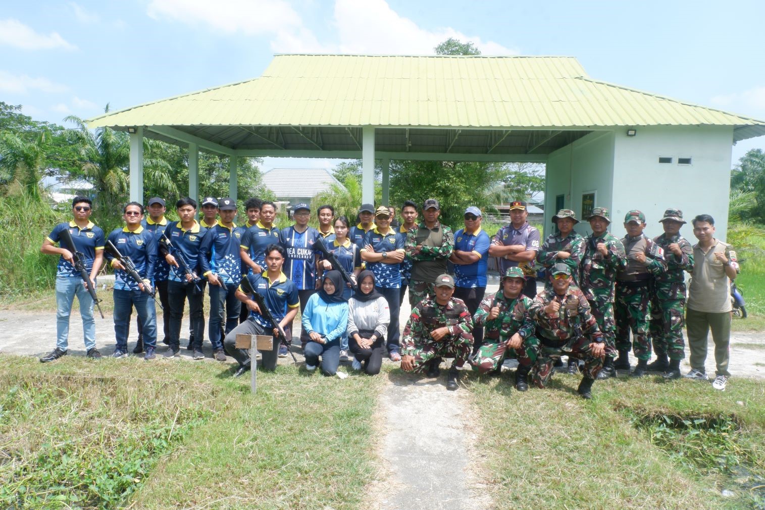 Pelatihan Menembak Pegawai Bea Cukai Tembilahan Pada Lapangan Kodim 0314 Indragiri Hilir