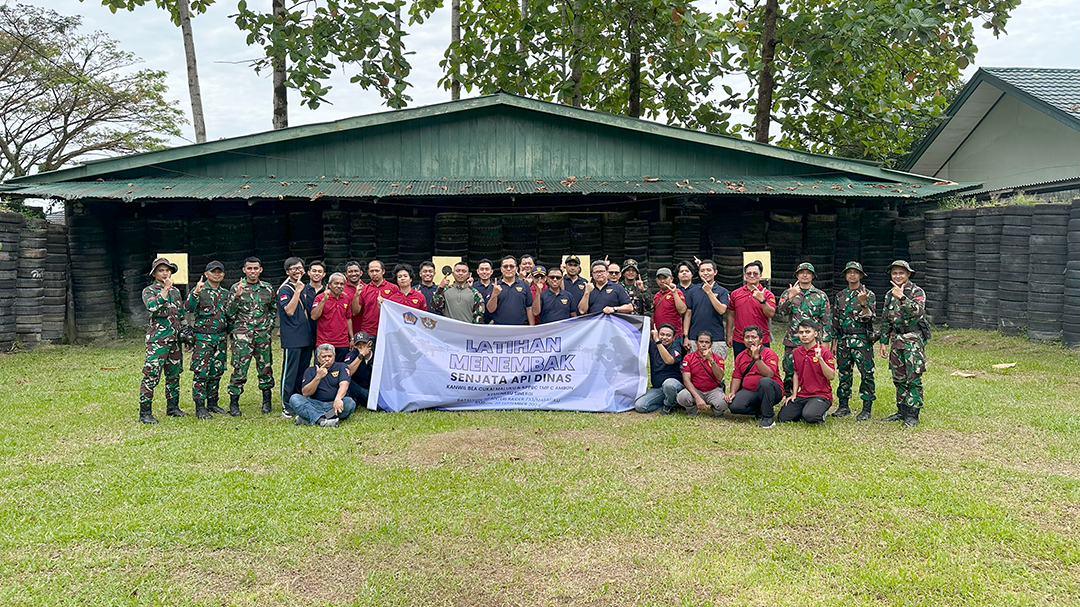 Latihan Menembak Senjata Api Dinas