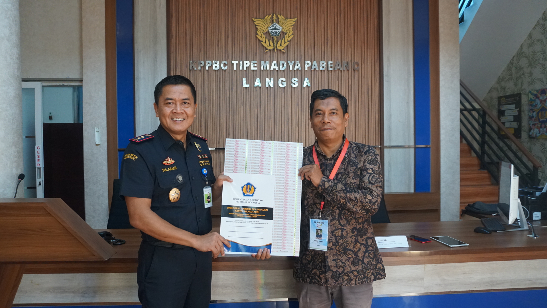 Bea Cukai Langsa Berikan Pita Cukai Perdana kepada Pabrik Rokok UD Sentausa dan PR Surya Group