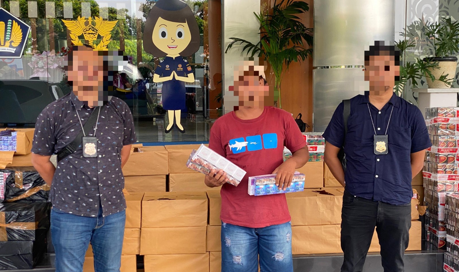 Dari Penumpang Jadi Penyimpan, Ratusan Ribu Rokok Ilegal Disembunyikan di Mobil Pribadi