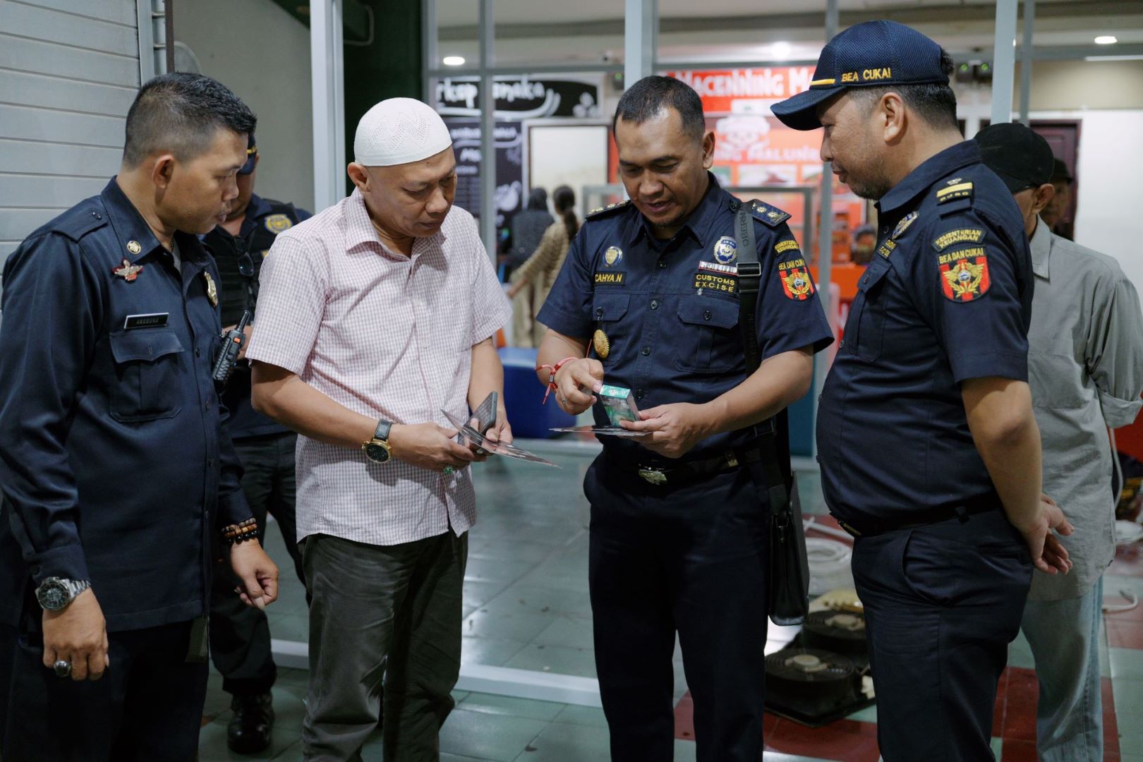 Bea Cukai Sulbagsel Sosialisasikan Ciri-Ciri Rokok Ilegal Ke Pedagang dan Masyarakat
