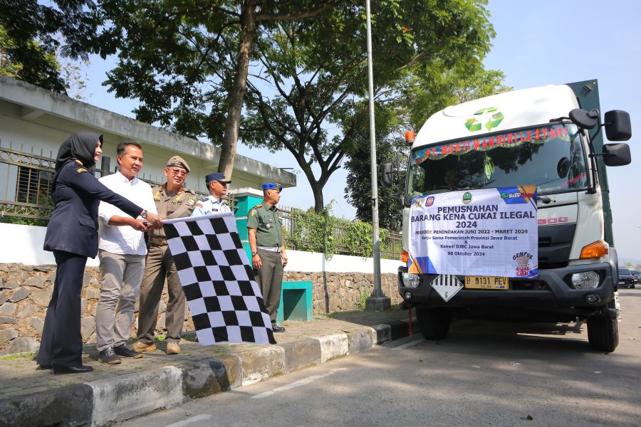Bea Cukai Jabar Bersama Satpol PP Jabar Musnahkan Jutaan Batang Rokok Ilegal