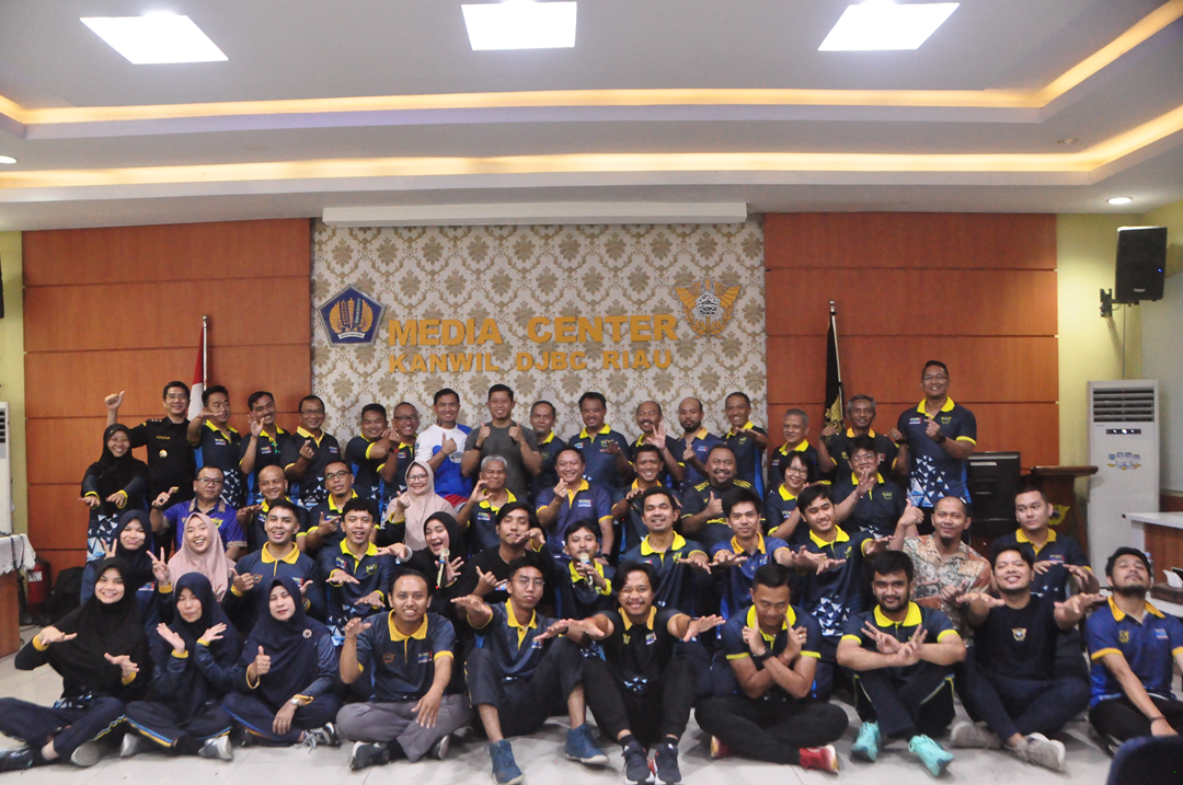 Senam Bersama Seluruh Pegawai Kanwil DJBC Riau sekaligus Serah Terima Memorandum Pengakhiran Jabatan Kakanwil DJBC Riau