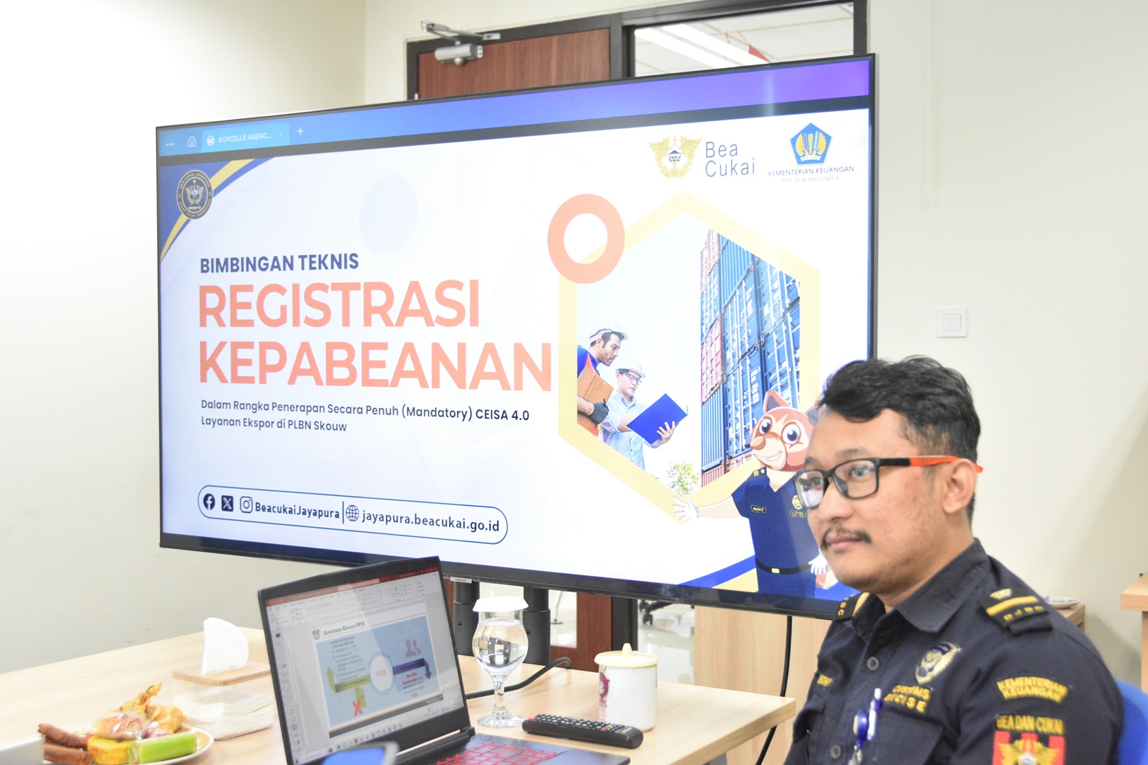BEA CUKAI JAYAPURA PERKENALKAN SENTUHAN MODERNISASI DI PERBATASAN SKOUW