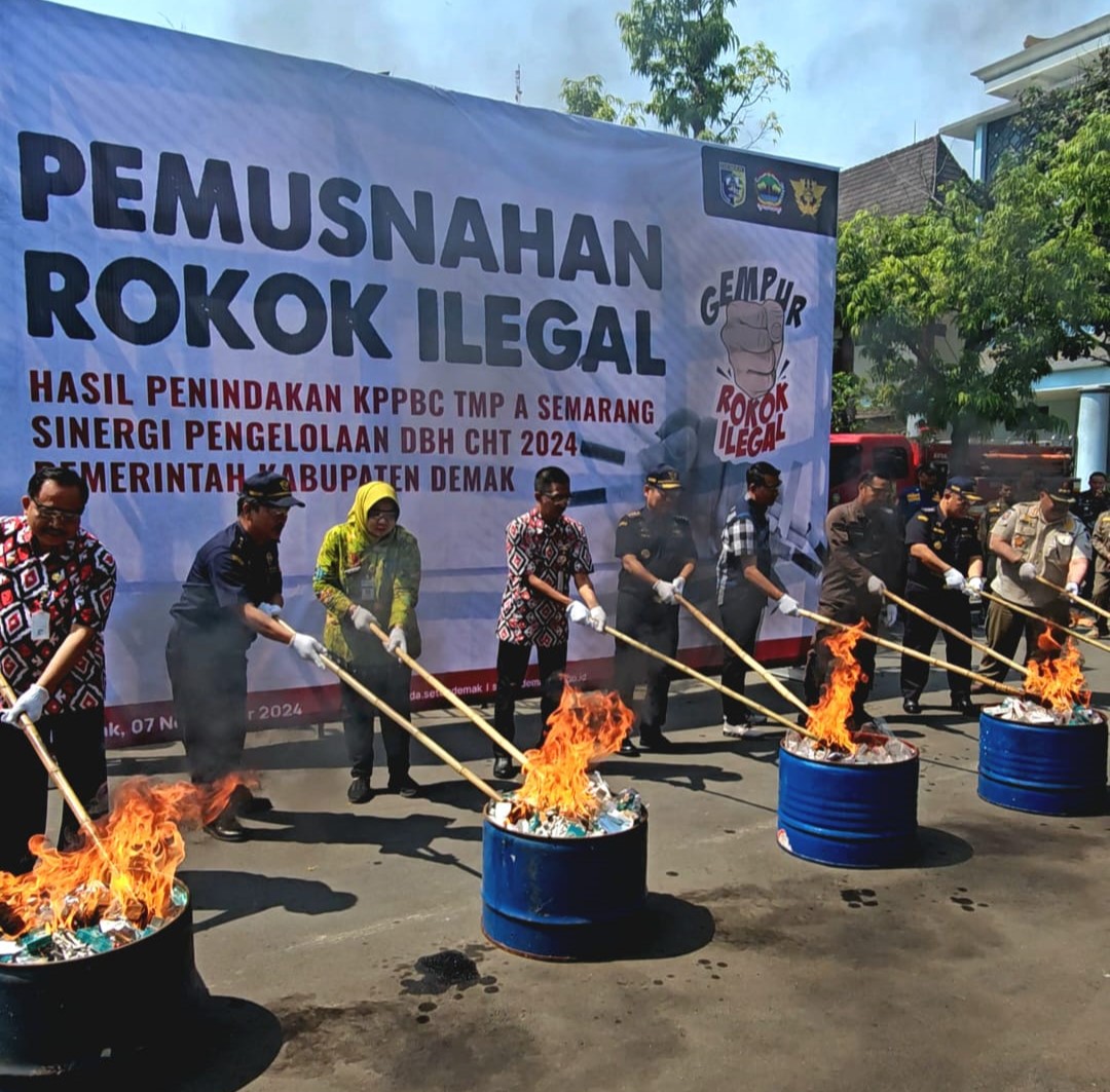 Pemusnahkan Barang Kena Cukai Ilegal Hasil Penindakan Tahun 2024