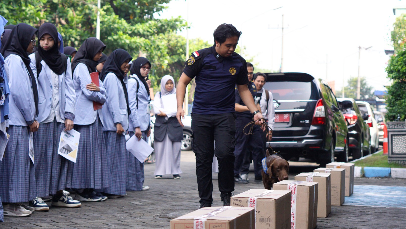 Terima Kunjungan Pelajar SMP SAIM : Bea Cukai Tanjung Perak Ajak Kenali Ketentuan Kepabeanan