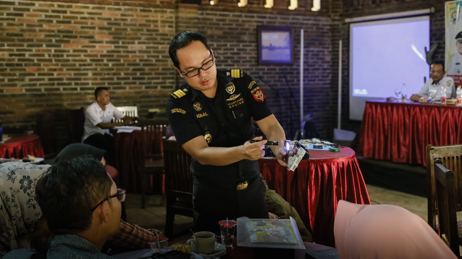 Ajak Pedagang Pasar Menggempur Rokok Ilegal