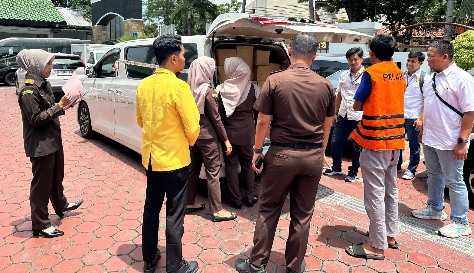 Tak Main-Main, Bea Cukai Semarang Serahkan Mobil Mewah ke Kejaksaan Sebagai Barang Bukti Pelanggaran di Bidang Cukai