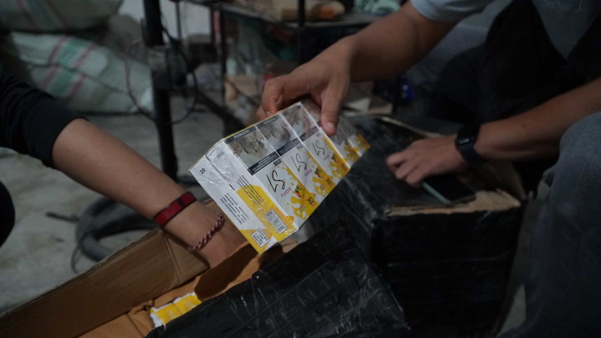 Operasi Pasar Gempur Rokok Ilegal