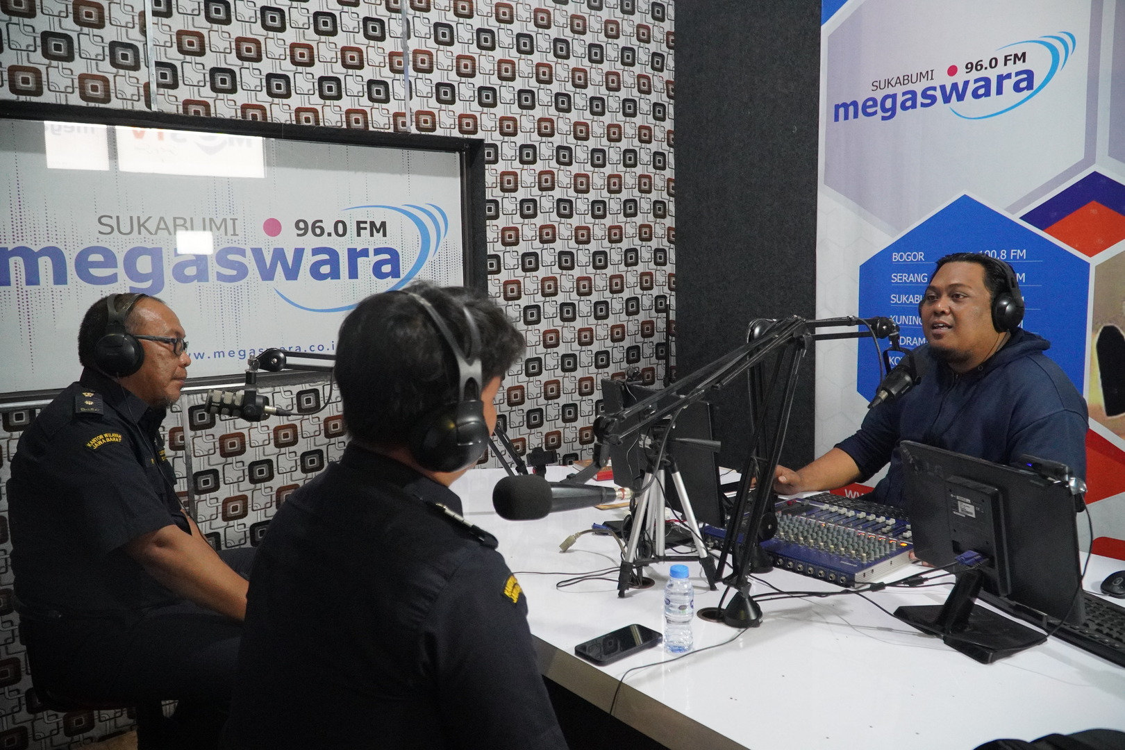 Bea Cukai Bogor Ajak Masyarakat Pahami Ketentuan Registrasi IMEI dan Waspada Penipuan Mengatasnamakan Bea Cukai, Melalui Talkshow Radio Megaswara FM 