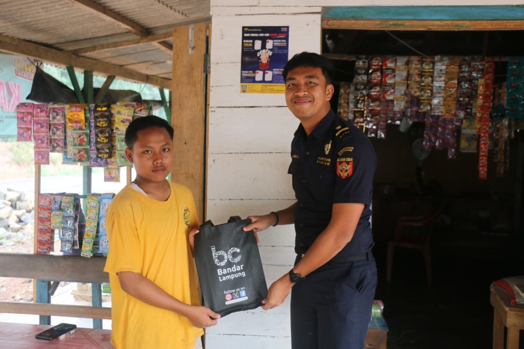 Bea Cukai Lampung kembali Sosialisasikan Bahaya Rokok Ilegal di Wilayah Kabupaten Way Kanan