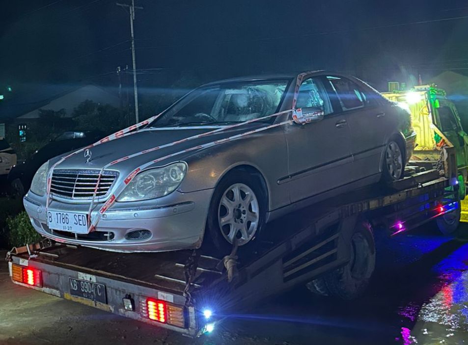 BEA CUKAI SINTETE MELAKUKAN PENINDAKAN TERHADAP KENDARAAN RODA EMPAT ILEGAL