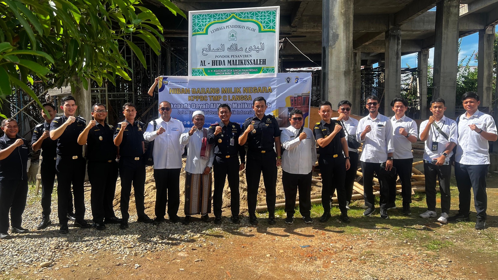 Bea Cukai Langsa Hibahkan Belasan Meja ke Dayah