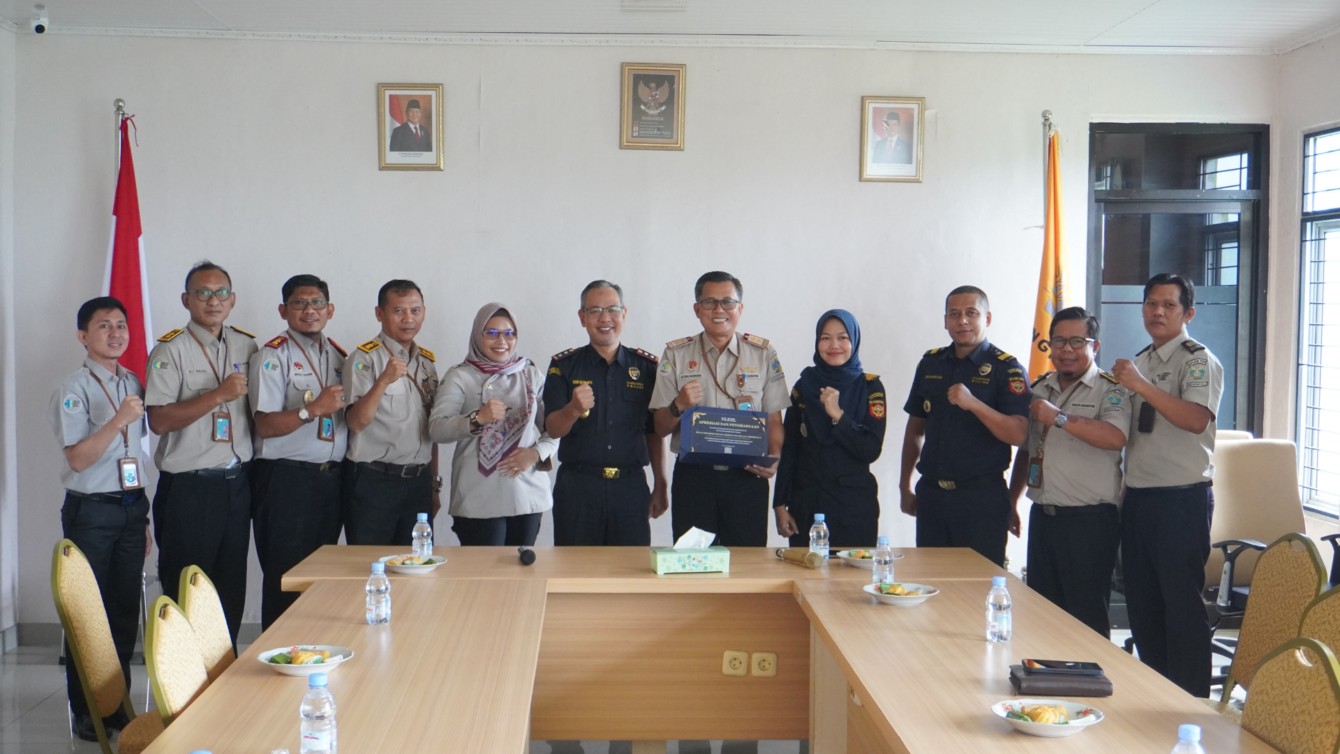 Pemberian Sertifikat Apresiasi dan Penghargaan Dari Tim Nasional Penataan Ekosistem Logistik Nasional Kepada Stakeholder