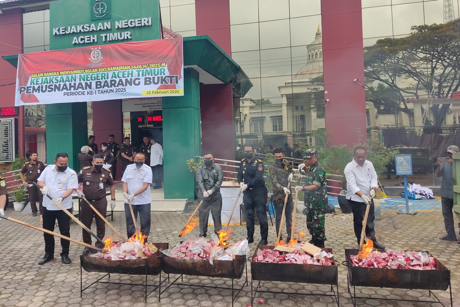 Bea Cukai Langsa Bersama Kejaksaan Aceh Timur Musnahkan 1 Juta Batang Rokok Ilegal