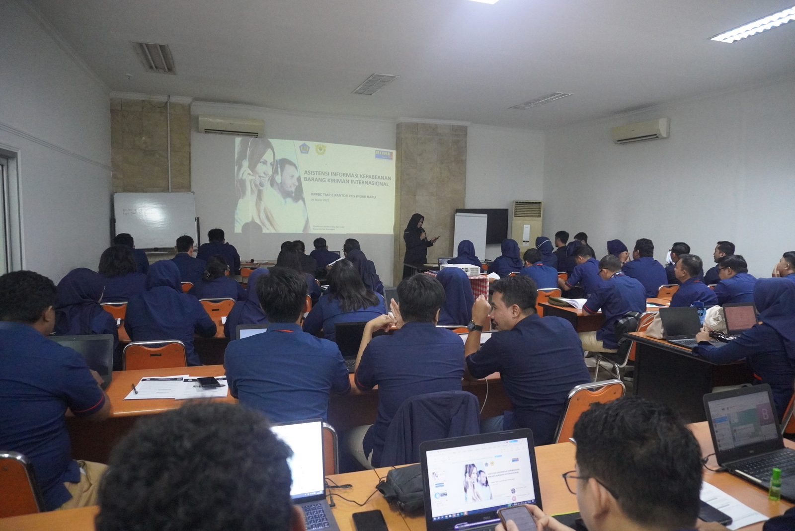 Sosialisasi Ketentuan Barang Kiriman, Bea Cukai Pasar Baru Jadi Narasumber di Acara Bootcamp Logistik PT. Pos Indonesia