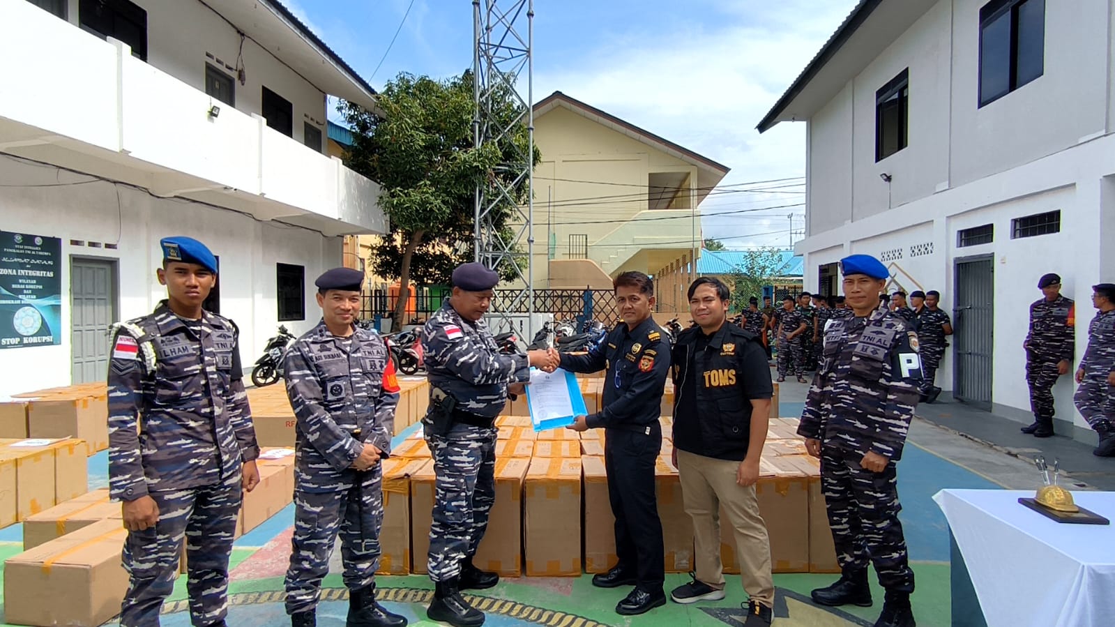 Sinergi berantas rokok ilegal, Bea Cukai Tanjungpinang terima barang hasil penindakan dari Lanal Tarempa