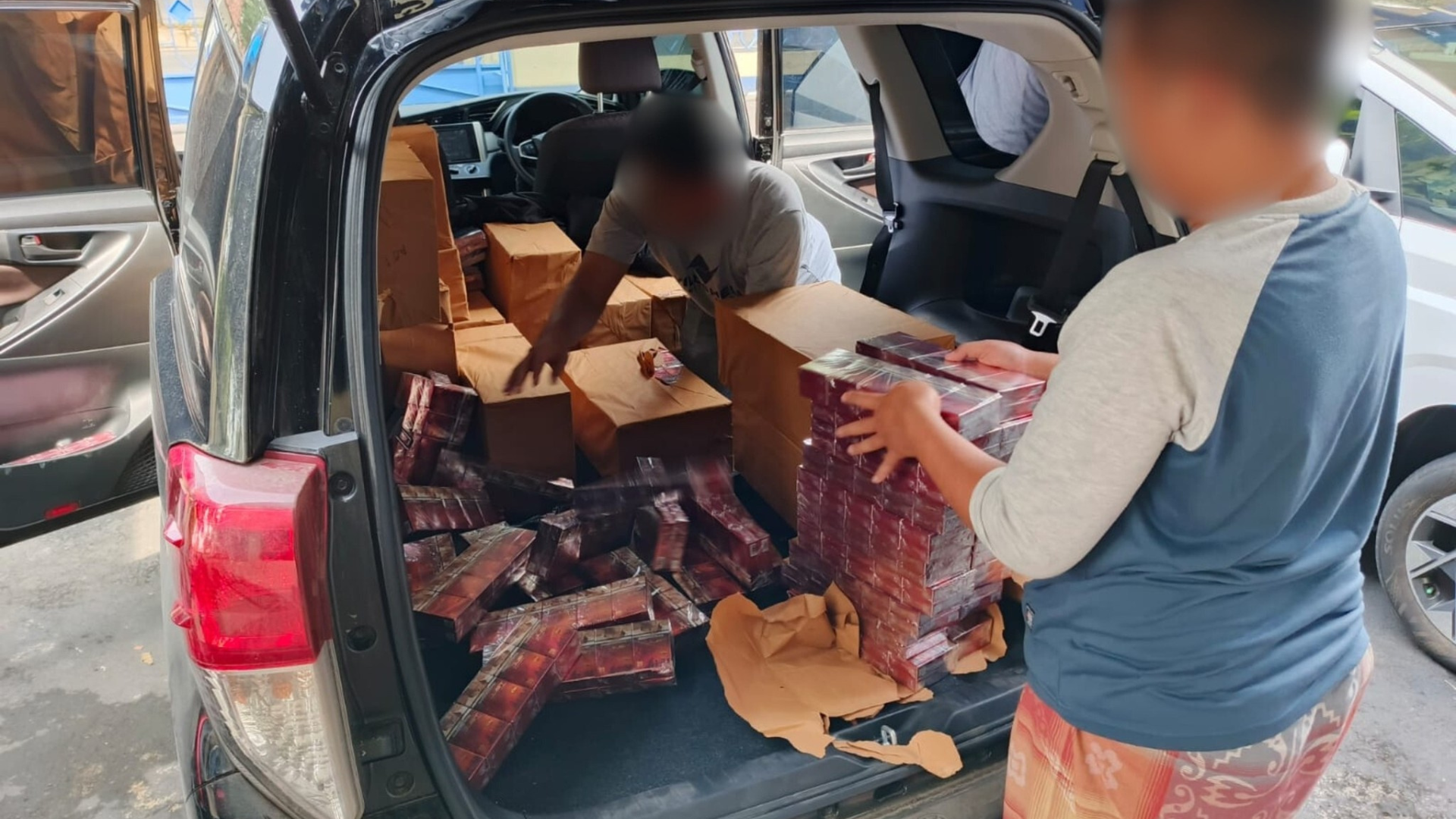 Bea Cukai Purwokerto Amankan Mobil Pengangkut Ratusan Ribu Batang Rokok Ilegal