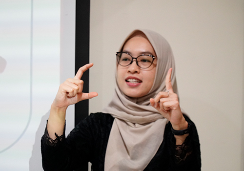 Belajar Bahasa Isyarat Peringatan Hari Kartini