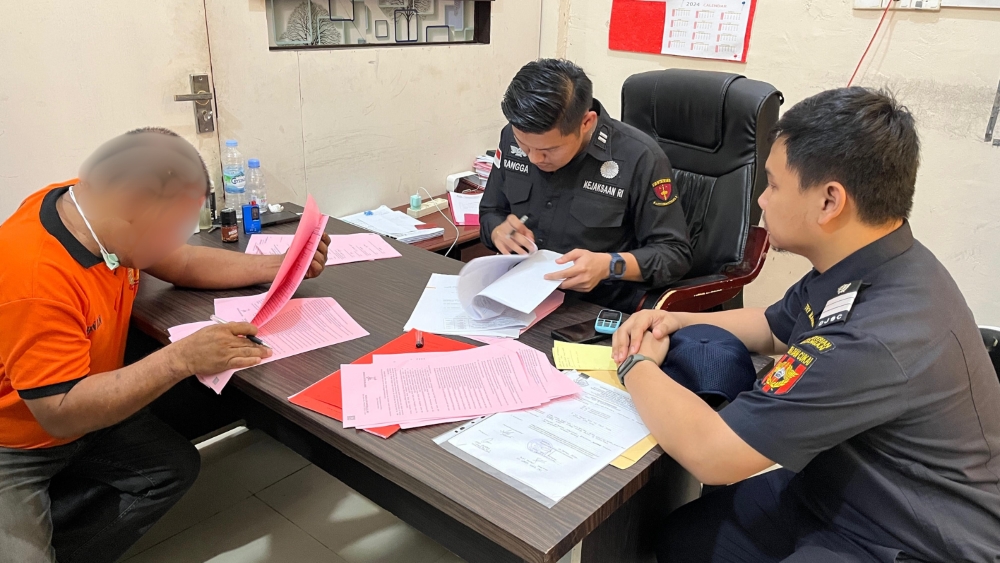 Bea Cukai Tembilahan Serahkan Tersangka dan Barang Bukti Kasus Rokok Ilegal ke Kejaksaan Negeri Indragiri Hilir