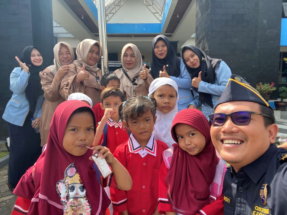 MENGENAL BEA DAN CUKAI SEJAK USIA DINI : Kunjungan PAUD Miftah Al Ulum Ke Kantor Bea dan Cukai Tembilahan.