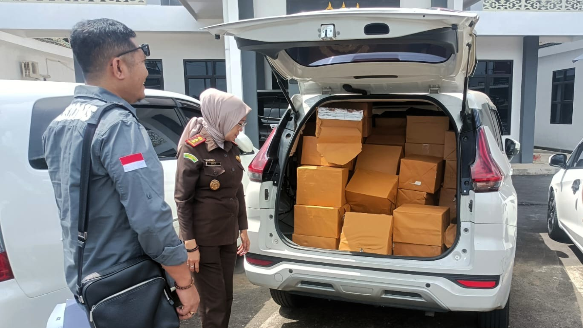 Bea Cukai Purwokerto Limpahkan Tersangka dan Barang Bukti Kasus Rokok Ilegal ke Kejaksaan Negeri Banjarnegara